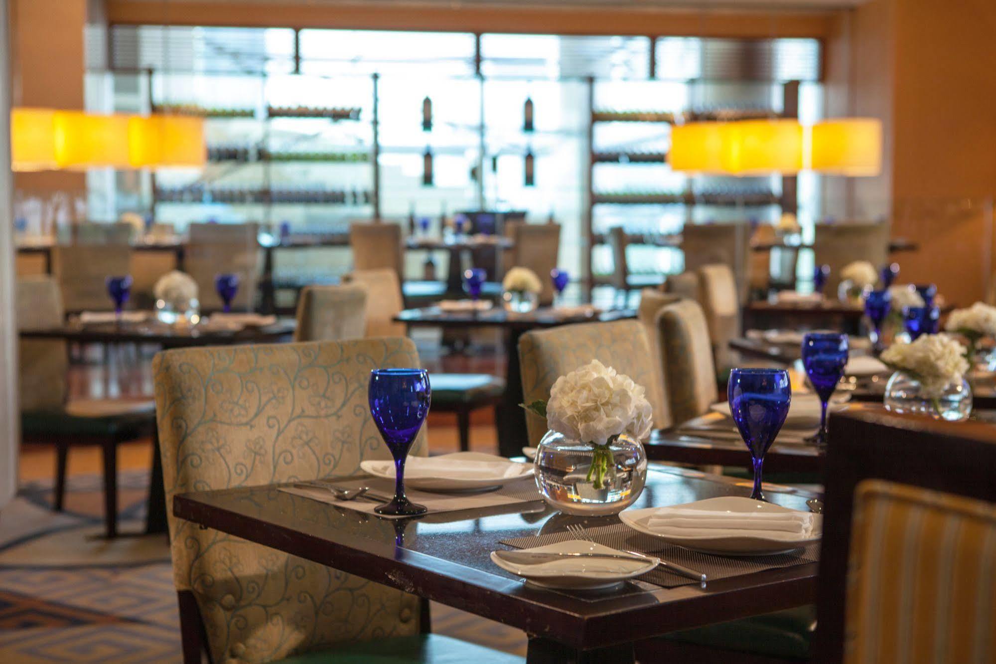 Renaissance Wuhan Hotel Bagian luar foto